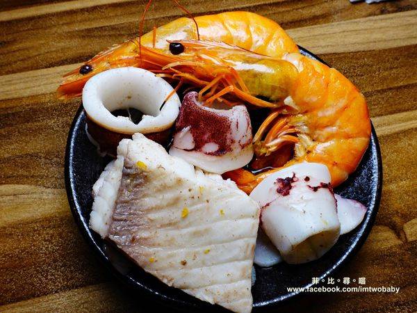 極蜆鍋物:【台北松山火鍋推薦】極蜆鍋物涮涮鍋 上百顆的蛤蠣先蒸再煮滴出純天然ㄟ蜆精 再用精華湯汁煮成的蜆粥!再飽也要吃光光~~