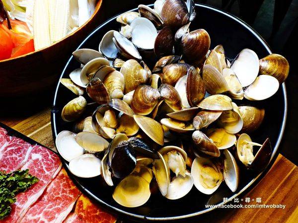 極蜆鍋物:【台北松山火鍋推薦】極蜆鍋物涮涮鍋 上百顆的蛤蠣先蒸再煮滴出純天然ㄟ蜆精 再用精華湯汁煮成的蜆粥!再飽也要吃光光~~