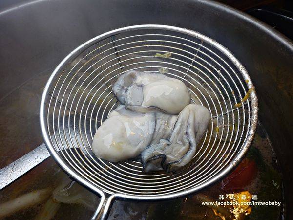 極蜆鍋物:【台北松山火鍋推薦】極蜆鍋物涮涮鍋 上百顆的蛤蠣先蒸再煮滴出純天然ㄟ蜆精 再用精華湯汁煮成的蜆粥!再飽也要吃光光~~