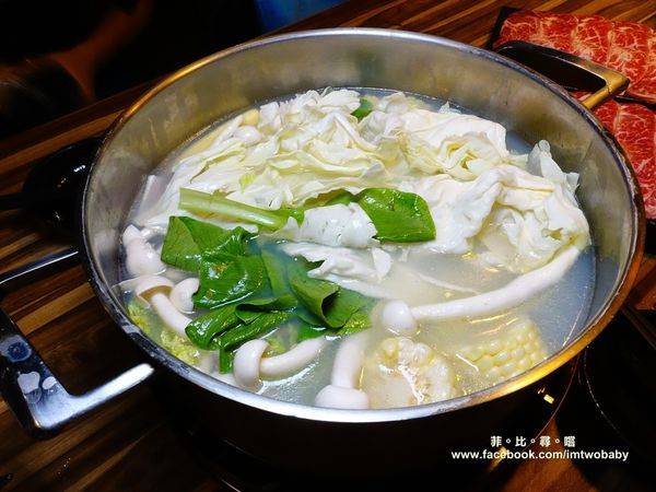 極蜆鍋物:【台北松山火鍋推薦】極蜆鍋物涮涮鍋 上百顆的蛤蠣先蒸再煮滴出純天然ㄟ蜆精 再用精華湯汁煮成的蜆粥!再飽也要吃光光~~