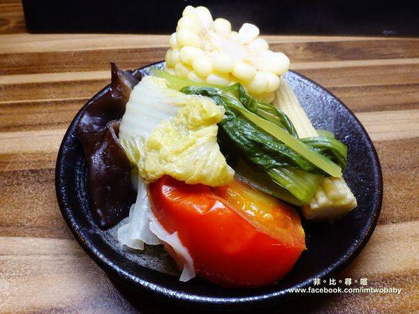 極蜆鍋物:【台北松山火鍋推薦】極蜆鍋物涮涮鍋 上百顆的蛤蠣先蒸再煮滴出純天然ㄟ蜆精 再用精華湯汁煮成的蜆粥!再飽也要吃光光~~