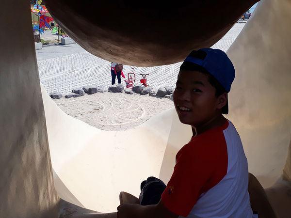 環保復育公園07-鸚鵡螺造型溜滑梯上-準備溜下