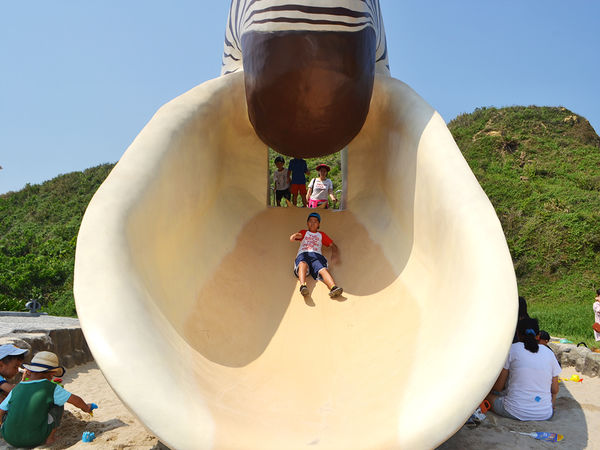 環保復育公園09-鸚鵡螺造型溜滑梯正面-溜下一景