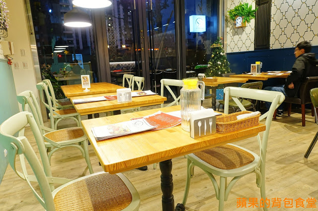 [食記] 新竹竹北 - 佐式義餐酒館 豪華海陸炸物拼盤 烤豬腳膠質皮脆 炸魚薯條鮮嫩酥脆 戰斧豬排厚切多汁 奶昔甜點好滋味