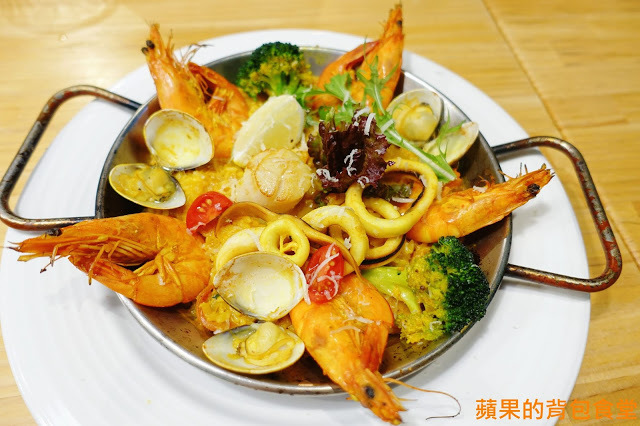 [食記] 新竹竹北 - 佐式義餐酒館 豪華海陸炸物拼盤 烤豬腳膠質皮脆 炸魚薯條鮮嫩酥脆 戰斧豬排厚切多汁 奶昔甜點好滋味