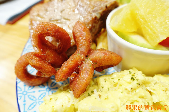 [食記] 新竹竹北 - 佐式義餐酒館 豪華海陸炸物拼盤 烤豬腳膠質皮脆 炸魚薯條鮮嫩酥脆 戰斧豬排厚切多汁 奶昔甜點好滋味