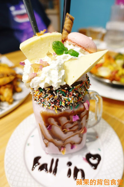 [食記] 新竹竹北 - 佐式義餐酒館 豪華海陸炸物拼盤 烤豬腳膠質皮脆 炸魚薯條鮮嫩酥脆 戰斧豬排厚切多汁 奶昔甜點好滋味