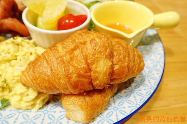 [食記] 新竹竹北 - 佐式義餐酒館 豪華海陸炸物拼盤 烤豬腳膠質皮脆 炸魚薯條鮮嫩酥脆 戰斧豬排厚切多汁 奶昔甜點好滋味