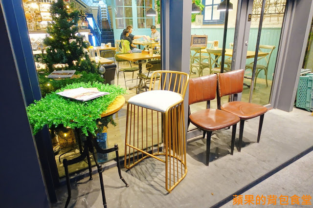 [食記] 新竹竹北 - 佐式義餐酒館 豪華海陸炸物拼盤 烤豬腳膠質皮脆 炸魚薯條鮮嫩酥脆 戰斧豬排厚切多汁 奶昔甜點好滋味