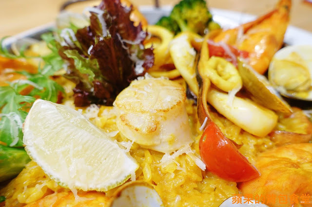 [食記] 新竹竹北 - 佐式義餐酒館 豪華海陸炸物拼盤 烤豬腳膠質皮脆 炸魚薯條鮮嫩酥脆 戰斧豬排厚切多汁 奶昔甜點好滋味