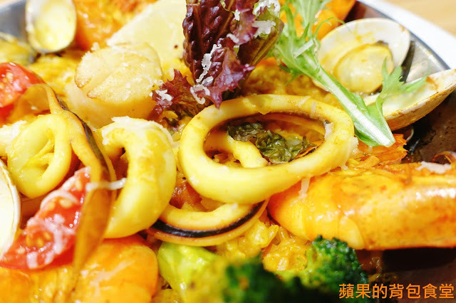 [食記] 新竹竹北 - 佐式義餐酒館 豪華海陸炸物拼盤 烤豬腳膠質皮脆 炸魚薯條鮮嫩酥脆 戰斧豬排厚切多汁 奶昔甜點好滋味