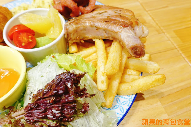 [食記] 新竹竹北 - 佐式義餐酒館 豪華海陸炸物拼盤 烤豬腳膠質皮脆 炸魚薯條鮮嫩酥脆 戰斧豬排厚切多汁 奶昔甜點好滋味