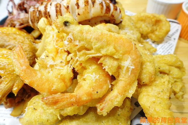 [食記] 新竹竹北 - 佐式義餐酒館 豪華海陸炸物拼盤 烤豬腳膠質皮脆 炸魚薯條鮮嫩酥脆 戰斧豬排厚切多汁 奶昔甜點好滋味