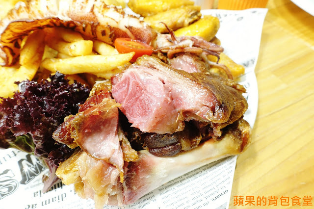 [食記] 新竹竹北 - 佐式義餐酒館 豪華海陸炸物拼盤 烤豬腳膠質皮脆 炸魚薯條鮮嫩酥脆 戰斧豬排厚切多汁 奶昔甜點好滋味