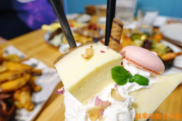 [食記] 新竹竹北 - 佐式義餐酒館 豪華海陸炸物拼盤 烤豬腳膠質皮脆 炸魚薯條鮮嫩酥脆 戰斧豬排厚切多汁 奶昔甜點好滋味