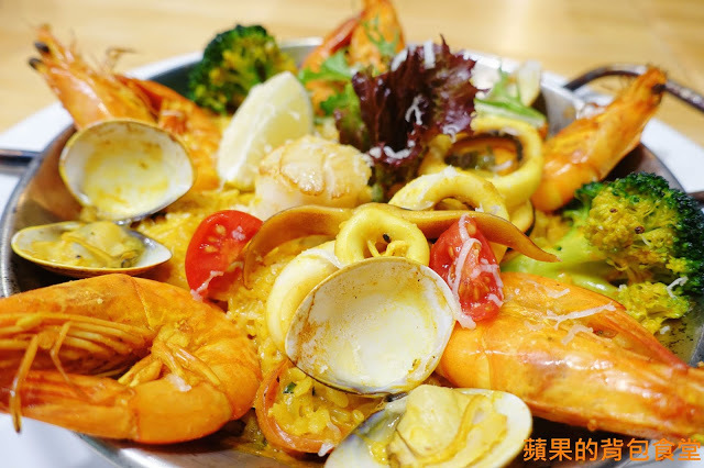 [食記] 新竹竹北 - 佐式義餐酒館 豪華海陸炸物拼盤 烤豬腳膠質皮脆 炸魚薯條鮮嫩酥脆 戰斧豬排厚切多汁 奶昔甜點好滋味