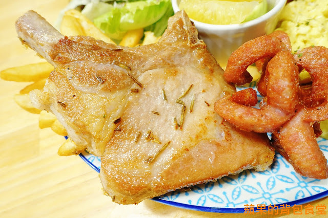 [食記] 新竹竹北 - 佐式義餐酒館 豪華海陸炸物拼盤 烤豬腳膠質皮脆 炸魚薯條鮮嫩酥脆 戰斧豬排厚切多汁 奶昔甜點好滋味