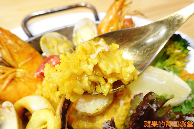 [食記] 新竹竹北 - 佐式義餐酒館 豪華海陸炸物拼盤 烤豬腳膠質皮脆 炸魚薯條鮮嫩酥脆 戰斧豬排厚切多汁 奶昔甜點好滋味