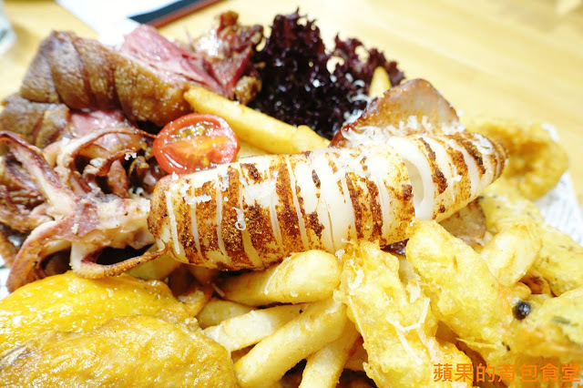 [食記] 新竹竹北 - 佐式義餐酒館 豪華海陸炸物拼盤 烤豬腳膠質皮脆 炸魚薯條鮮嫩酥脆 戰斧豬排厚切多汁 奶昔甜點好滋味