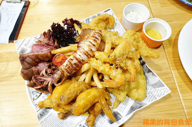 [食記] 新竹竹北 - 佐式義餐酒館 豪華海陸炸物拼盤 烤豬腳膠質皮脆 炸魚薯條鮮嫩酥脆 戰斧豬排厚切多汁 奶昔甜點好滋味