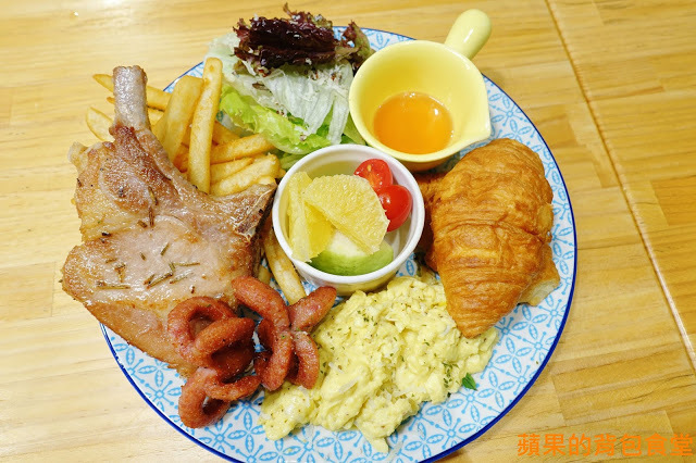 [食記] 新竹竹北 - 佐式義餐酒館 豪華海陸炸物拼盤 烤豬腳膠質皮脆 炸魚薯條鮮嫩酥脆 戰斧豬排厚切多汁 奶昔甜點好滋味