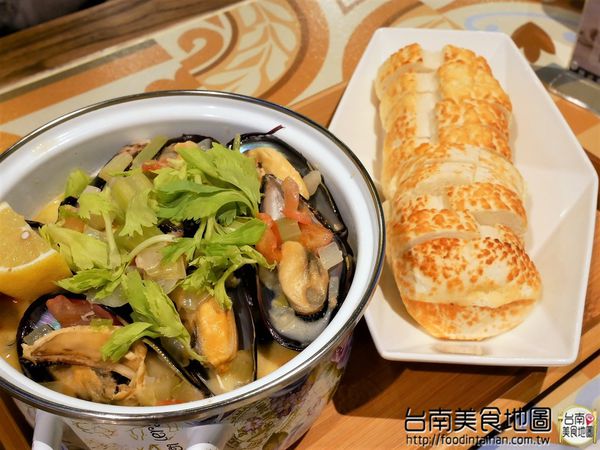 【台南市-中西區美食】在小西門『Beer Talk』跟百年酒廠的豪格&康尼森邂逅／水果成份高達26%的妹酒與男人味的MAN酒／未加一滴水純啤酒料理的比利時蒸淡菜／一場與比利時啤酒的相遇丫d=(