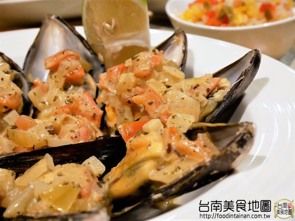 【台南市-中西區美食】在小西門『Beer Talk』跟百年酒廠的豪格&康尼森邂逅／水果成份高達26%的妹酒與男人味的MAN酒／未加一滴水純啤酒料理的比利時蒸淡菜／一場與比利時啤酒的相遇丫d=(