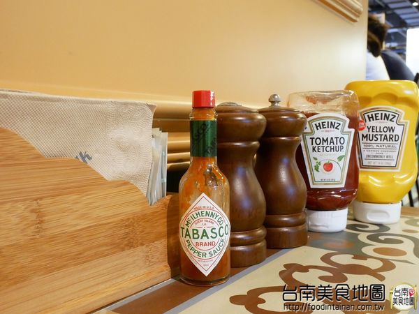 【台南市-中西區美食】在小西門『Beer Talk』跟百年酒廠的豪格&康尼森邂逅／水果成份高達26%的妹酒與男人味的MAN酒／未加一滴水純啤酒料理的比利時蒸淡菜／一場與比利時啤酒的相遇丫d=(