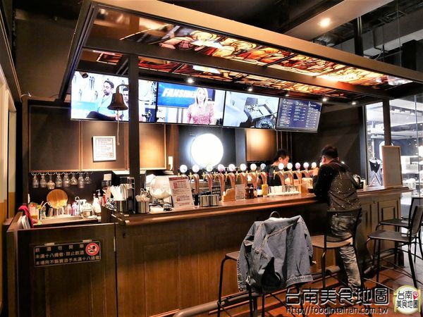 【台南市-中西區美食】在小西門『Beer Talk』跟百年酒廠的豪格&康尼森邂逅／水果成份高達26%的妹酒與男人味的MAN酒／未加一滴水純啤酒料理的比利時蒸淡菜／一場與比利時啤酒的相遇丫d=(