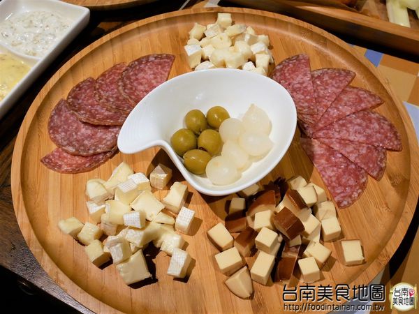 【台南市-中西區美食】在小西門『Beer Talk』跟百年酒廠的豪格&康尼森邂逅／水果成份高達26%的妹酒與男人味的MAN酒／未加一滴水純啤酒料理的比利時蒸淡菜／一場與比利時啤酒的相遇丫d=(