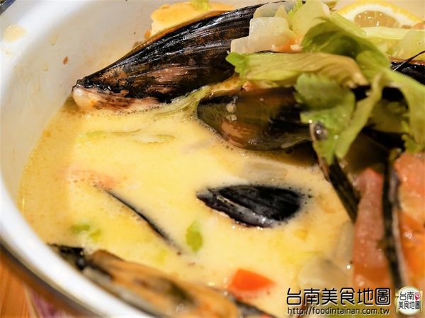 【台南市-中西區美食】在小西門『Beer Talk』跟百年酒廠的豪格&康尼森邂逅／水果成份高達26%的妹酒與男人味的MAN酒／未加一滴水純啤酒料理的比利時蒸淡菜／一場與比利時啤酒的相遇丫d=(