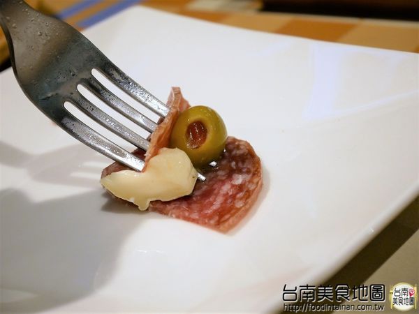 【台南市-中西區美食】在小西門『Beer Talk』跟百年酒廠的豪格&康尼森邂逅／水果成份高達26%的妹酒與男人味的MAN酒／未加一滴水純啤酒料理的比利時蒸淡菜／一場與比利時啤酒的相遇丫d=(