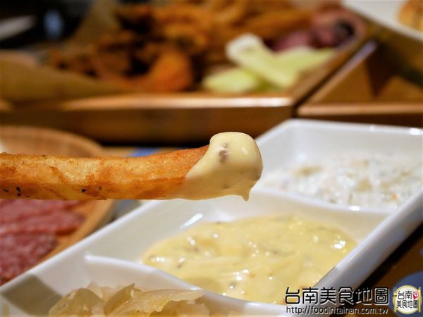 【台南市-中西區美食】在小西門『Beer Talk』跟百年酒廠的豪格&康尼森邂逅／水果成份高達26%的妹酒與男人味的MAN酒／未加一滴水純啤酒料理的比利時蒸淡菜／一場與比利時啤酒的相遇丫d=(