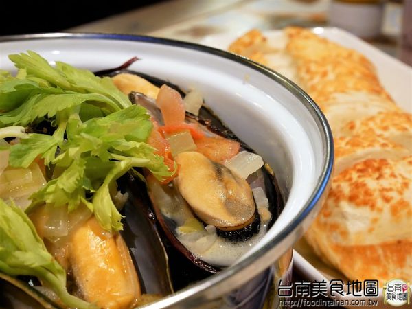 【台南市-中西區美食】在小西門『Beer Talk』跟百年酒廠的豪格&康尼森邂逅／水果成份高達26%的妹酒與男人味的MAN酒／未加一滴水純啤酒料理的比利時蒸淡菜／一場與比利時啤酒的相遇丫d=(