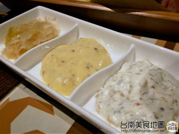 【台南市-中西區美食】在小西門『Beer Talk』跟百年酒廠的豪格&康尼森邂逅／水果成份高達26%的妹酒與男人味的MAN酒／未加一滴水純啤酒料理的比利時蒸淡菜／一場與比利時啤酒的相遇丫d=(