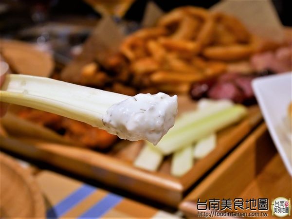【台南市-中西區美食】在小西門『Beer Talk』跟百年酒廠的豪格&康尼森邂逅／水果成份高達26%的妹酒與男人味的MAN酒／未加一滴水純啤酒料理的比利時蒸淡菜／一場與比利時啤酒的相遇丫d=(
