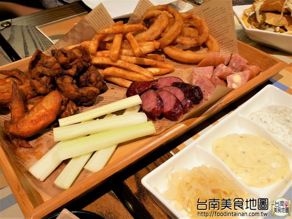 【台南市-中西區美食】在小西門『Beer Talk』跟百年酒廠的豪格&康尼森邂逅／水果成份高達26%的妹酒與男人味的MAN酒／未加一滴水純啤酒料理的比利時蒸淡菜／一場與比利時啤酒的相遇丫d=(