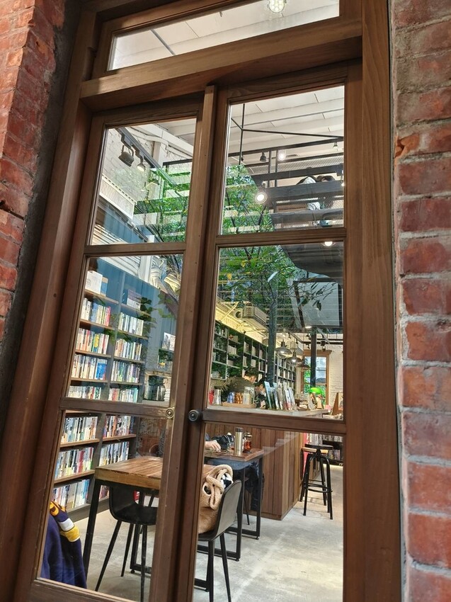 22914.jpg - 【台北.中山】赤峰街老宅獨立書店+咖啡館。浮光vs春秋咖啡館書店來杯熱拿鐵+甜點