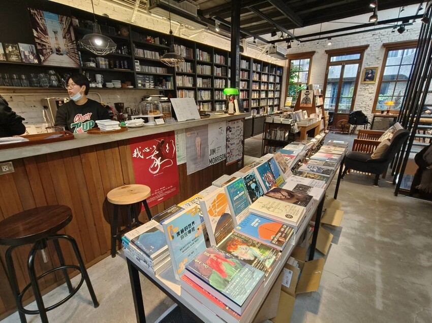 22929.jpg - 【台北.中山】赤峰街老宅獨立書店+咖啡館。浮光vs春秋咖啡館書店來杯熱拿鐵+甜點