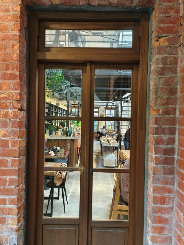 22913.jpg - 【台北.中山】赤峰街老宅獨立書店+咖啡館。浮光vs春秋咖啡館書店來杯熱拿鐵+甜點