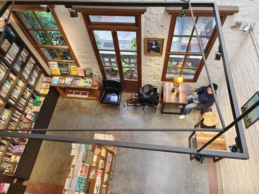22919.jpg - 【台北.中山】赤峰街老宅獨立書店+咖啡館。浮光vs春秋咖啡館書店來杯熱拿鐵+甜點