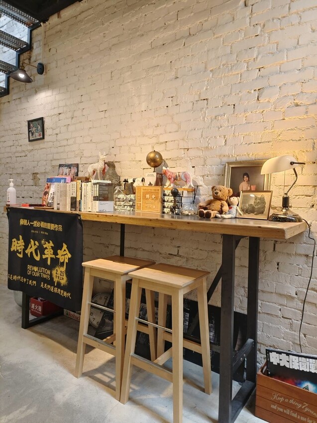 18239.jpg - 【台北.中山】赤峰街老宅獨立書店+咖啡館。浮光vs春秋咖啡館書店來杯熱拿鐵+甜點
