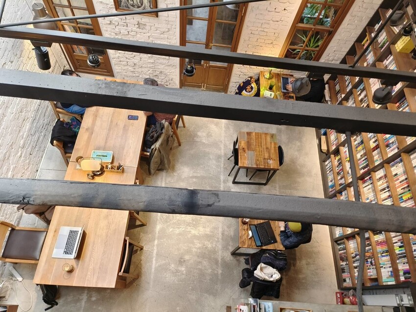 22922.jpg - 【台北.中山】赤峰街老宅獨立書店+咖啡館。浮光vs春秋咖啡館書店來杯熱拿鐵+甜點