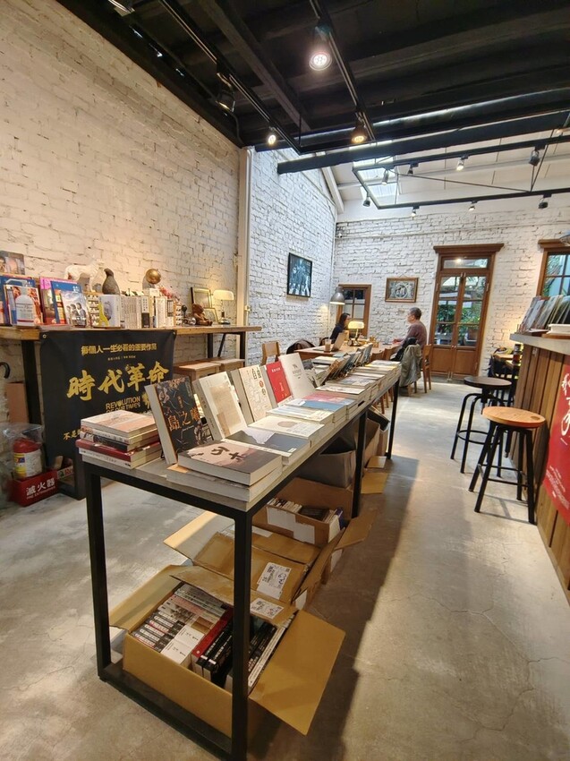 22926.jpg - 【台北.中山】赤峰街老宅獨立書店+咖啡館。浮光vs春秋咖啡館書店來杯熱拿鐵+甜點