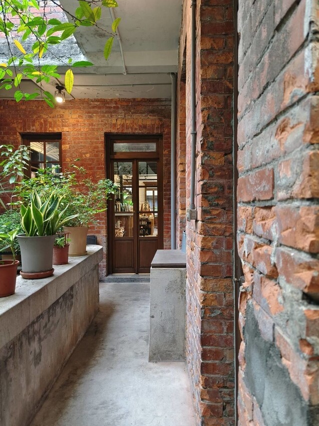 22912.jpg - 【台北.中山】赤峰街老宅獨立書店+咖啡館。浮光vs春秋咖啡館書店來杯熱拿鐵+甜點