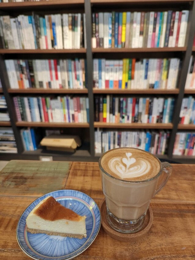 22911.jpg - 【台北.中山】赤峰街老宅獨立書店+咖啡館。浮光vs春秋咖啡館書店來杯熱拿鐵+甜點