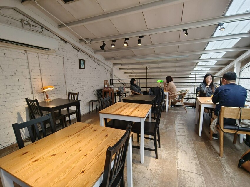 22924.jpg - 【台北.中山】赤峰街老宅獨立書店+咖啡館。浮光vs春秋咖啡館書店來杯熱拿鐵+甜點