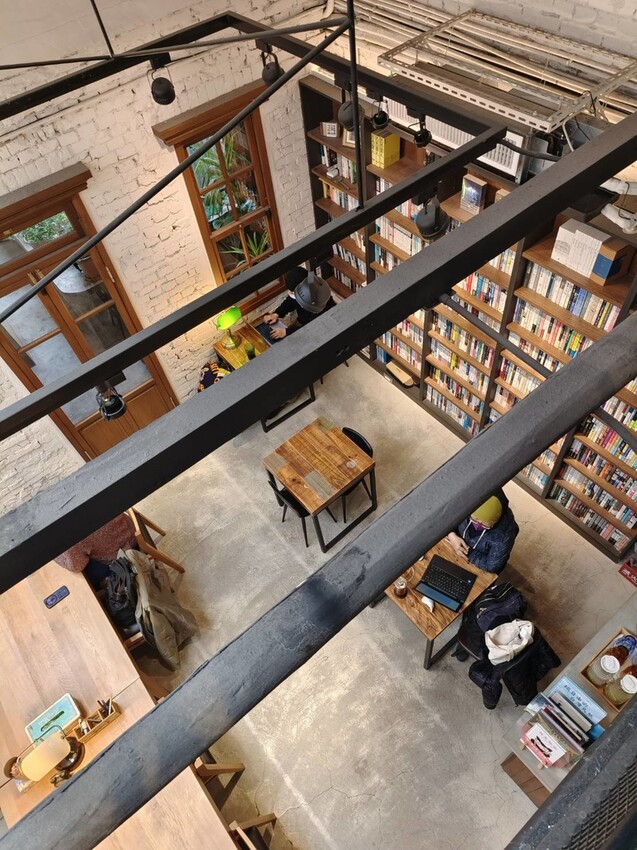 22923.jpg - 【台北.中山】赤峰街老宅獨立書店+咖啡館。浮光vs春秋咖啡館書店來杯熱拿鐵+甜點