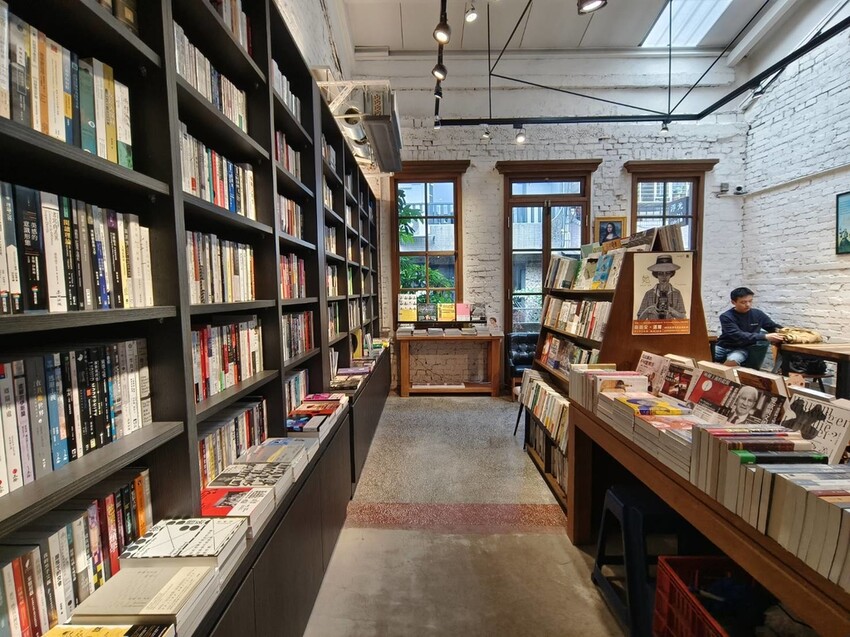 22928.jpg - 【台北.中山】赤峰街老宅獨立書店+咖啡館。浮光vs春秋咖啡館書店來杯熱拿鐵+甜點