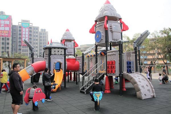 星河親子公園：【桃園中壢景點】星河親子公園~以「太陽系行星」為主題，結合兒童之遊戲空間，有三大類的遊樂設施